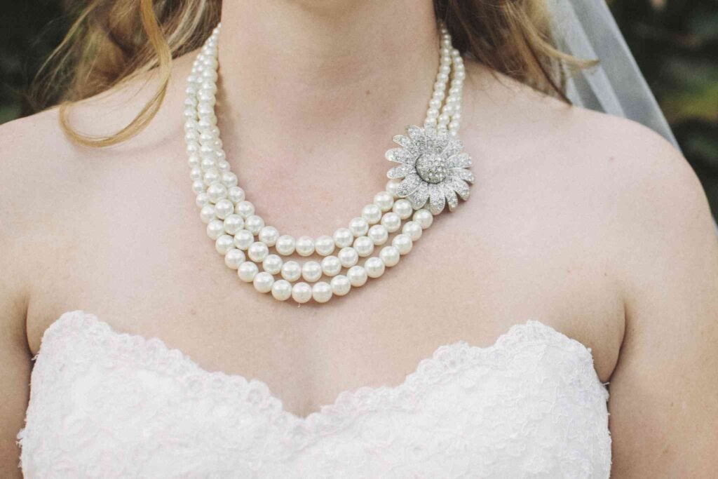 close-up-of-a-neck-of-a-bride-white-dress-necklace